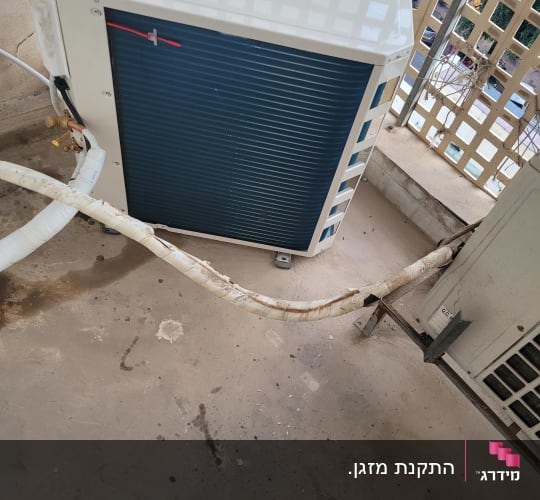 יחידת מיזוג אוויר חיצונית מותקנת על מרפסת